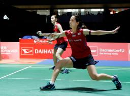 　女子ダブルス準々決勝でプレーする志田千陽（奥）、松山奈未組＝東京体育館