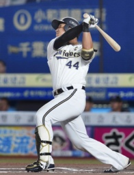 　１０回オリックス無死満塁、頓宮が勝ち越しの右犠飛を放つ＝ＺＯＺＯマリン