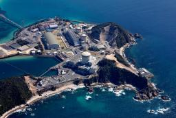 　関西電力美浜原発。手前から３号機、２号機、１号機＝３月、福井県美浜町