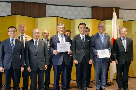 　「伝統的酒造り」のユネスコ無形文化遺産登録を記念した式典に参加した日本酒造杜氏組合連合会の石川達也会長（右から２人目）ら＝１８日午後、東京都内