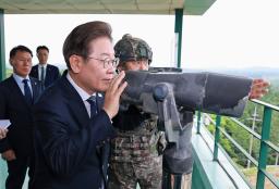 　韓国の京畿道・漣川から南北の軍事境界線の北朝鮮側を視察する李在明大統領＝６月（聯合＝共同）