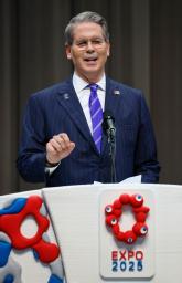 　米国のナショナルデーであいさつするベセント財務長官＝１９日午前、大阪市此花区の夢洲