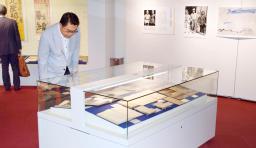 　北九州市立文学館で始まった企画展＝１９日午前、北九州市
