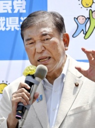 　街頭演説する自民党総裁の石破首相＝１９日午前、仙台市