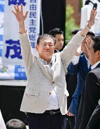 　支持を呼びかける自民党総裁の石破首相＝１９日午前、仙台市