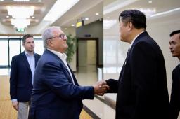 　平壌に到着し出迎えを受ける世界野球ソフトボール連盟のリカルド・フラッカリ会長（手前左）＝１９日（共同）