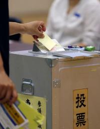 　参院選の投票をする有権者＝２０日午前、東京都港区