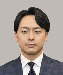 　維新新人の新実彰平氏