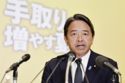 　メディアのインタビューに答える国民民主党の榛葉幹事長＝２０日午後８時３分、東京都新宿区