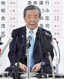 　メディアのインタビューに応じる自民党の森山幹事長＝２０日午後８時８分、東京・永田町の党本部