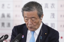 　メディアのインタビューで厳しい表情を見せる自民党の森山幹事長＝２０日午後８時３４分、東京・永田町の党本部