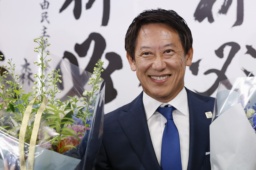 　東京選挙区で当選が決まり、笑顔を見せる自民党の鈴木大地氏＝２０日午後８時２１分、東京都新宿区