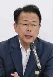 　メディアのインタビューに答える公明党の西田幹事長＝２０日午後８時４６分、東京都新宿区の党本部