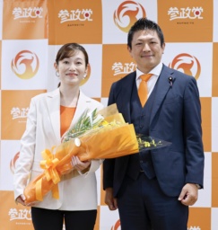 　東京選挙区で当選を決めたさや氏（左）と写真に納まる参政党の神谷代表＝２０日午後９時１０分、東京都新宿区