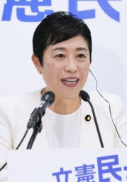 　メディアのインタビューに答える立憲民主党の辻元代表代行＝２０日午後８時１５分、東京・永田町
