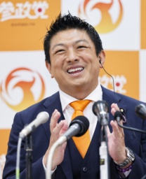 　メディアのインタビューに答える参政党の神谷代表＝２０日午後８時１９分、東京都新宿区