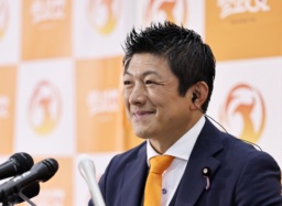 　メディアのインタビューに答える参政党の神谷代表＝２０日午後８時４３分、東京都新宿区