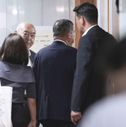 　党本部に入った自民党総裁の石破首相（右から２人目）＝２０日午後９時５分、東京・永田町