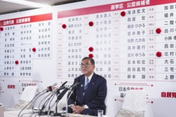 　メディアのインタビューに答える自民党総裁の石破首相＝２０日午後１０時、東京・永田町の党本部