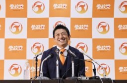 　メディアのインタビューに答える参政党の神谷代表＝２０日午後９時２３分、東京都新宿区