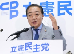 　メディアのインタビューに答える立憲民主党の野田代表＝２０日午後１０時２１分、東京・永田町の党本部