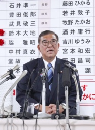 　メディアのインタビューに答える自民党総裁の石破首相＝２０日午後１０時３分、東京・永田町の党本部
