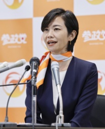 　比例代表で当選を決め、記者会見する参政党の梅村みずほ氏＝２０日夜、東京都新宿区