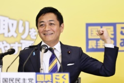 　選挙区での議席獲得の報道に喜ぶ国民民主党の玉木代表＝２０日午後１０時３０分、東京都新宿区