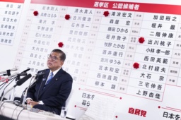 　メディアのインタビューに答える自民党総裁の石破首相＝２０日午後１０時４４分、東京・永田町の党本部