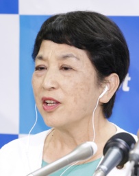 　メディアのインタビューに答える社民党の福島党首＝２０日午後９時３１分、東京都千代田区