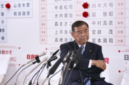 　メディアのインタビューの合間、腕組みする自民党総裁の石破首相＝２０日午後１１時６分、東京・永田町の党本部