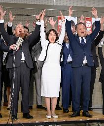 　福島選挙区で当選を決め、万歳する自民党の森雅子氏（前列中央）＝２０日深夜、福島市