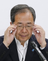 　メディアのインタビューに臨む公明党の斉藤代表＝２０日午後１０時１７分、東京都新宿区の党本部