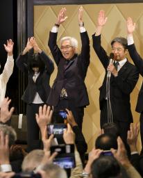 　京都選挙区で当選を決め、万歳する自民党の西田昌司氏（中央）＝２０日深夜、京都市内のホテル