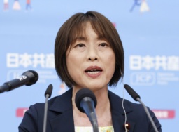 　メディアのインタビューに答える共産党の田村委員長＝２０日午後９時１６分、東京都渋谷区の党本部