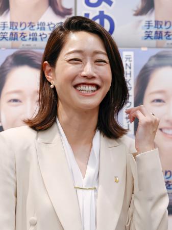 　東京選挙区で当選が決まり、ポーズをとる国民民主党の牛田茉友氏＝２０日夜、東京都新宿区