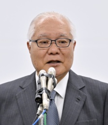 　支持者の前に姿を見せ、話をする自民党の武見敬三氏＝２０日深夜、東京都千代田区