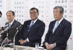 　メディアのインタビューに臨む自民党総裁の石破首相。左は菅副総裁、右は森山幹事長＝２０日午後９時５４分、東京・永田町の党本部