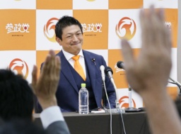 　記者会見する参政党の神谷代表＝２１日午前０時４３分、東京都新宿区