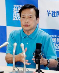 　当選が決まり記者会見する社民党のラサール石井氏＝２１日未明、東京都千代田区