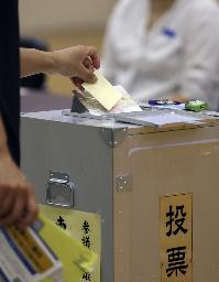 　参院選の投票をする有権者＝２０日、東京都港区