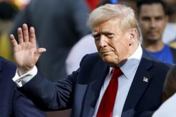 　１３日、米ニュージャージー州で、サッカーの試合を観戦するトランプ大統領（ゲッティ＝共同）