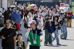 　開幕１００日となり、入場する大勢の来場者＝２１日午前、大阪市此花区の夢洲