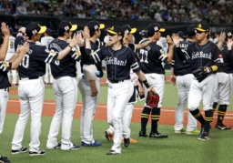 　西武に３連勝し、タッチを交わすソフトバンクナイン＝ベルーナドーム