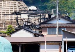 　住宅が全焼した火災現場（上）＝２２日午前１０時４２分、富山県氷見市