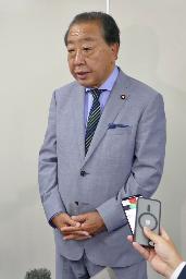 　連合の芳野友子会長と面会後、記者団の取材に応じる立憲民主党の野田代表＝２２日午前、東京都内