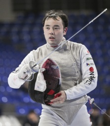 　男子フルーレ個人予選　スペイン選手を破った永野雄大＝トビリシ（共同）