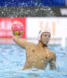 　男子９、１０位決定戦　日本―ルーマニア　第１ピリオド、ペナルティースローを決める渡辺＝シンガポール（共同）