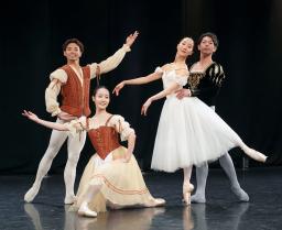 　英ロンドンの名門歌劇場ロイヤル・オペラ・ハウスで、２４日の公演を前に報道陣にポーズをとる新国立劇場バレエ団のダンサーら＝２２日（共同）