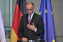 　２２日、ベルリンで記者会見するメルツ首相（ゲッティ＝共同）